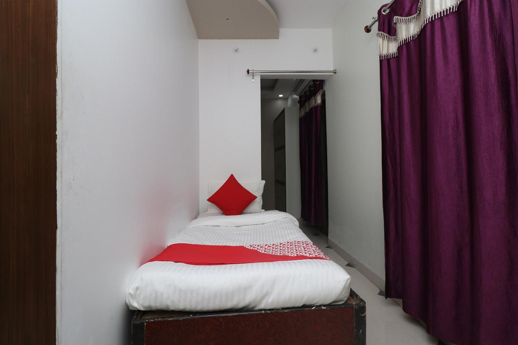 Hotel O Swastik Resort Colonelganj Luaran gambar