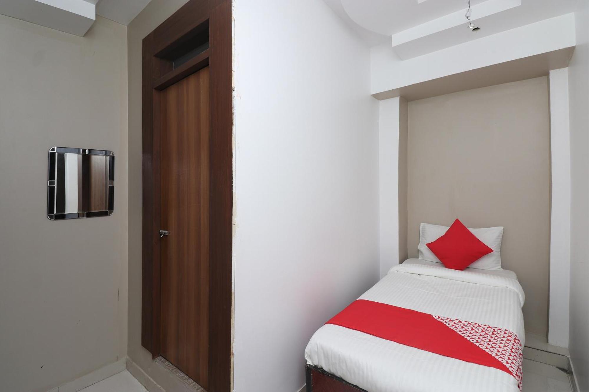 Hotel O Swastik Resort Colonelganj Luaran gambar