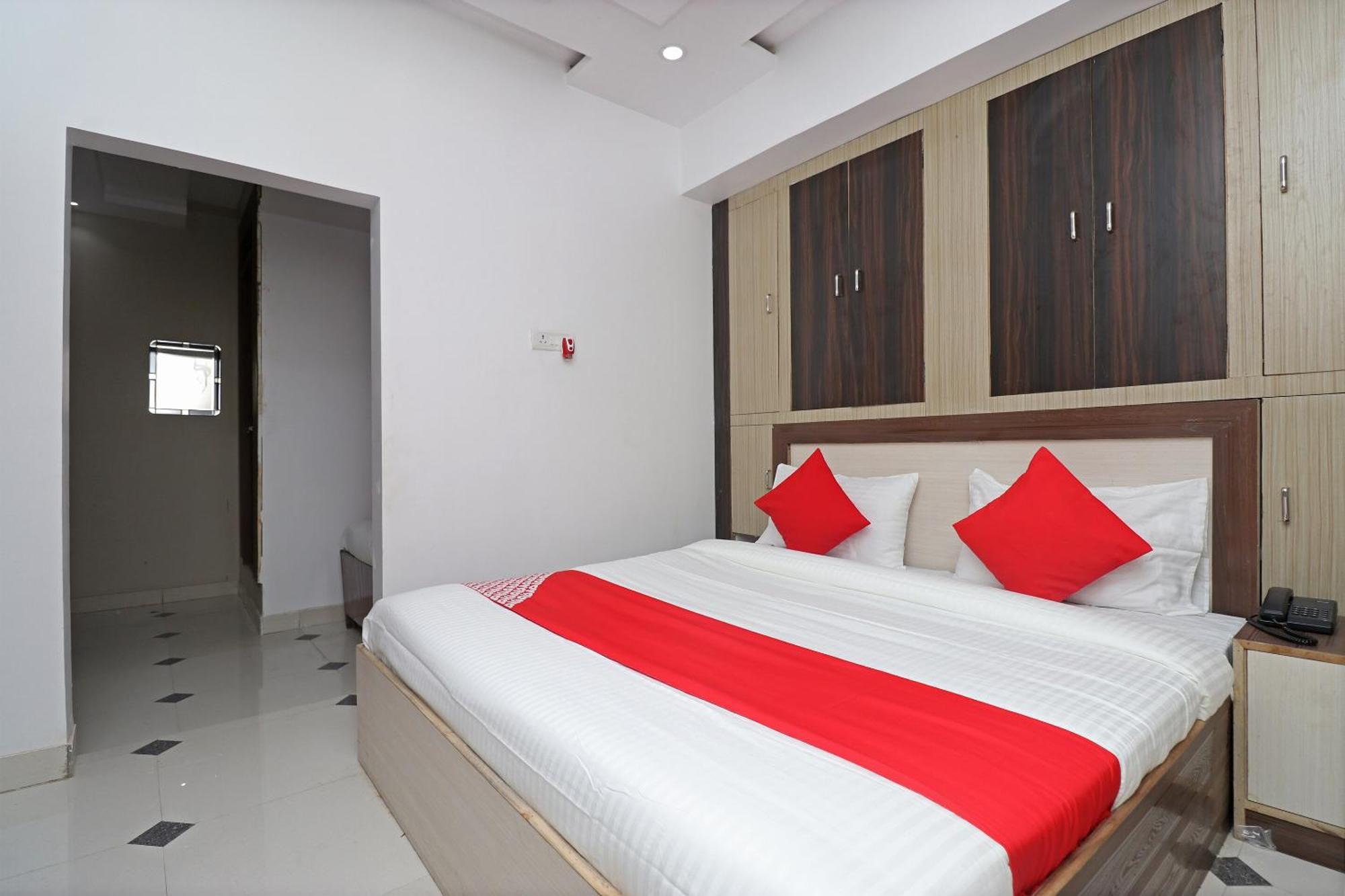 Hotel O Swastik Resort Colonelganj Luaran gambar