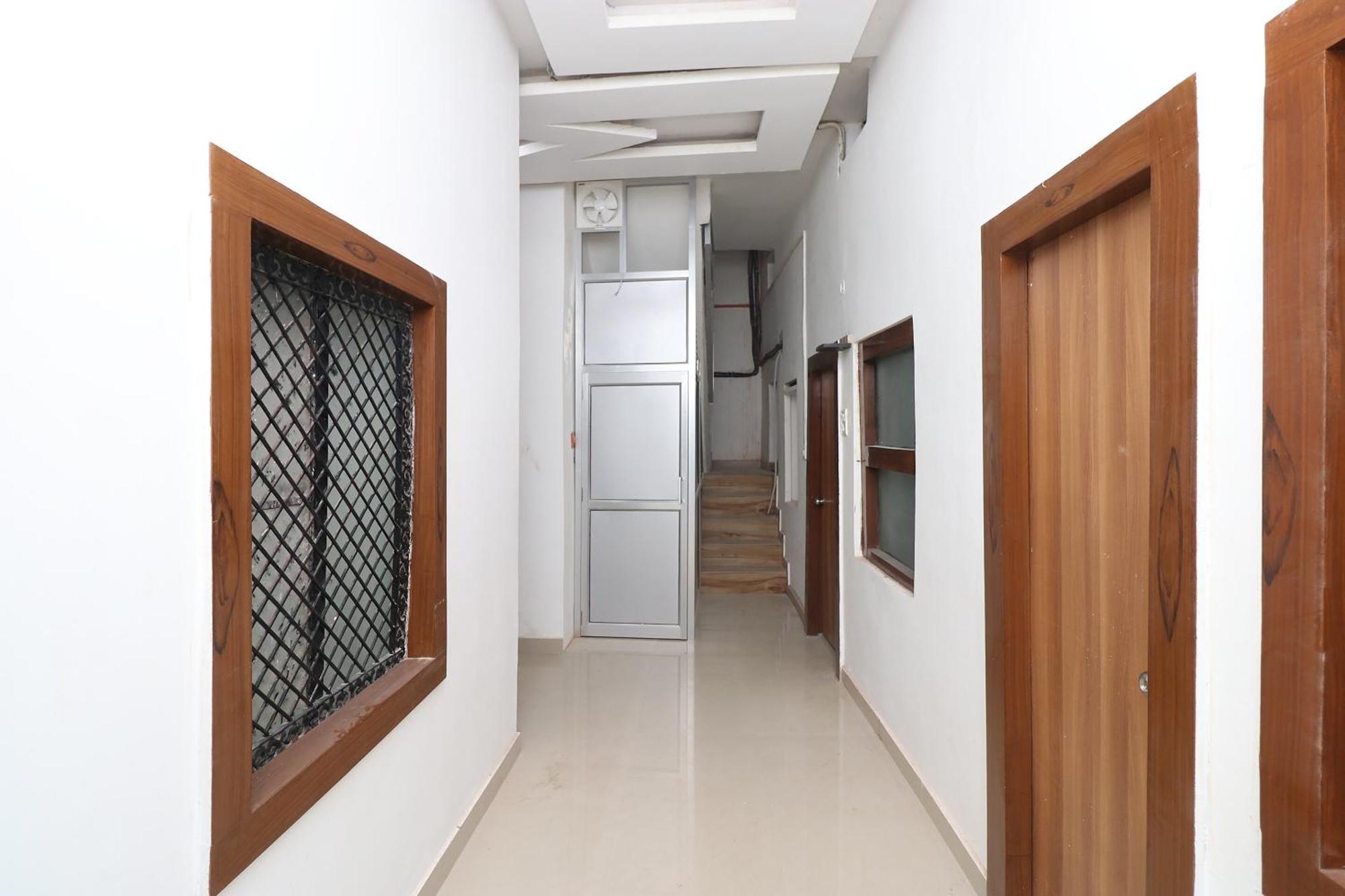 Hotel O Swastik Resort Colonelganj Luaran gambar