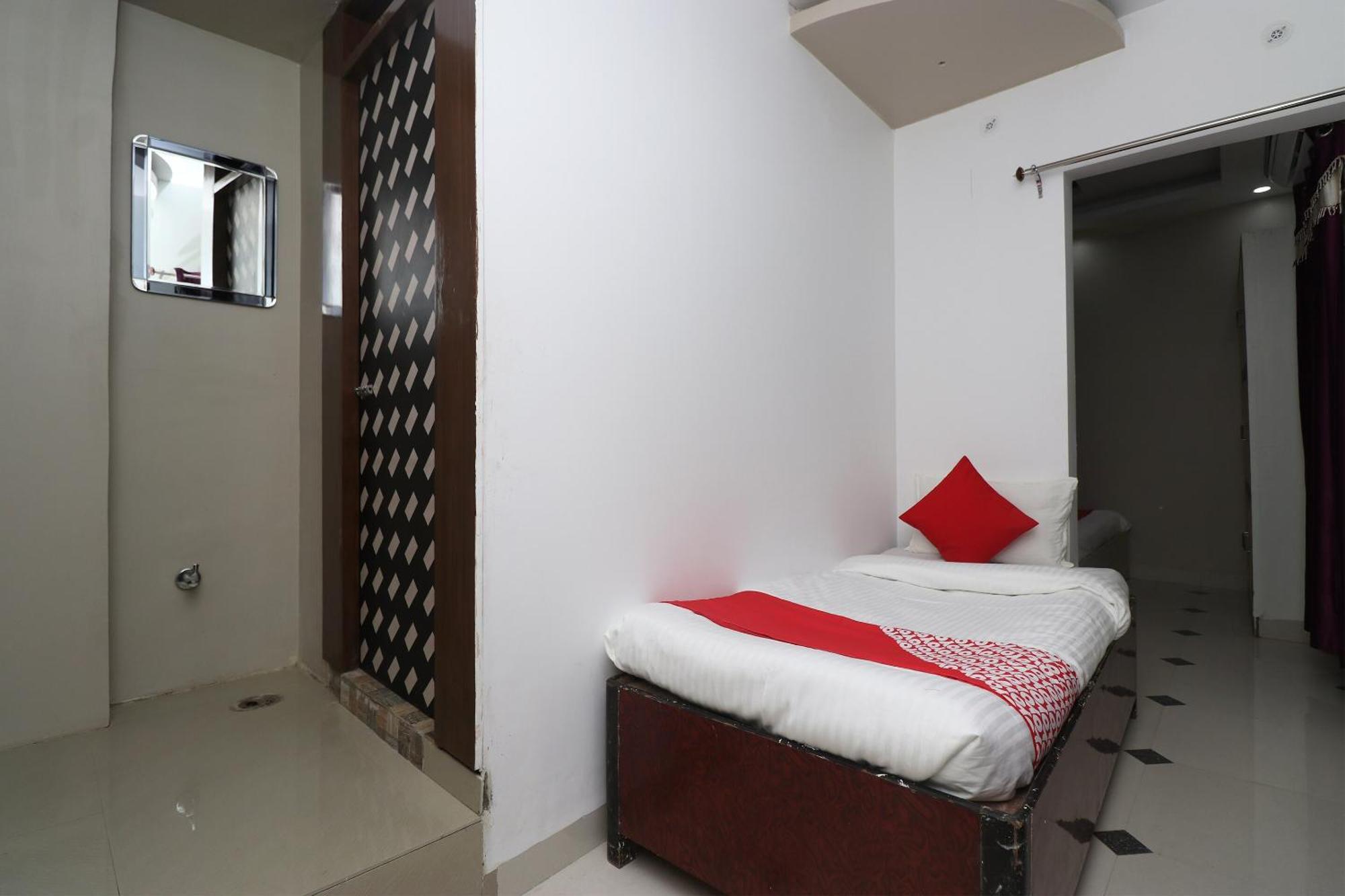 Hotel O Swastik Resort Colonelganj Luaran gambar