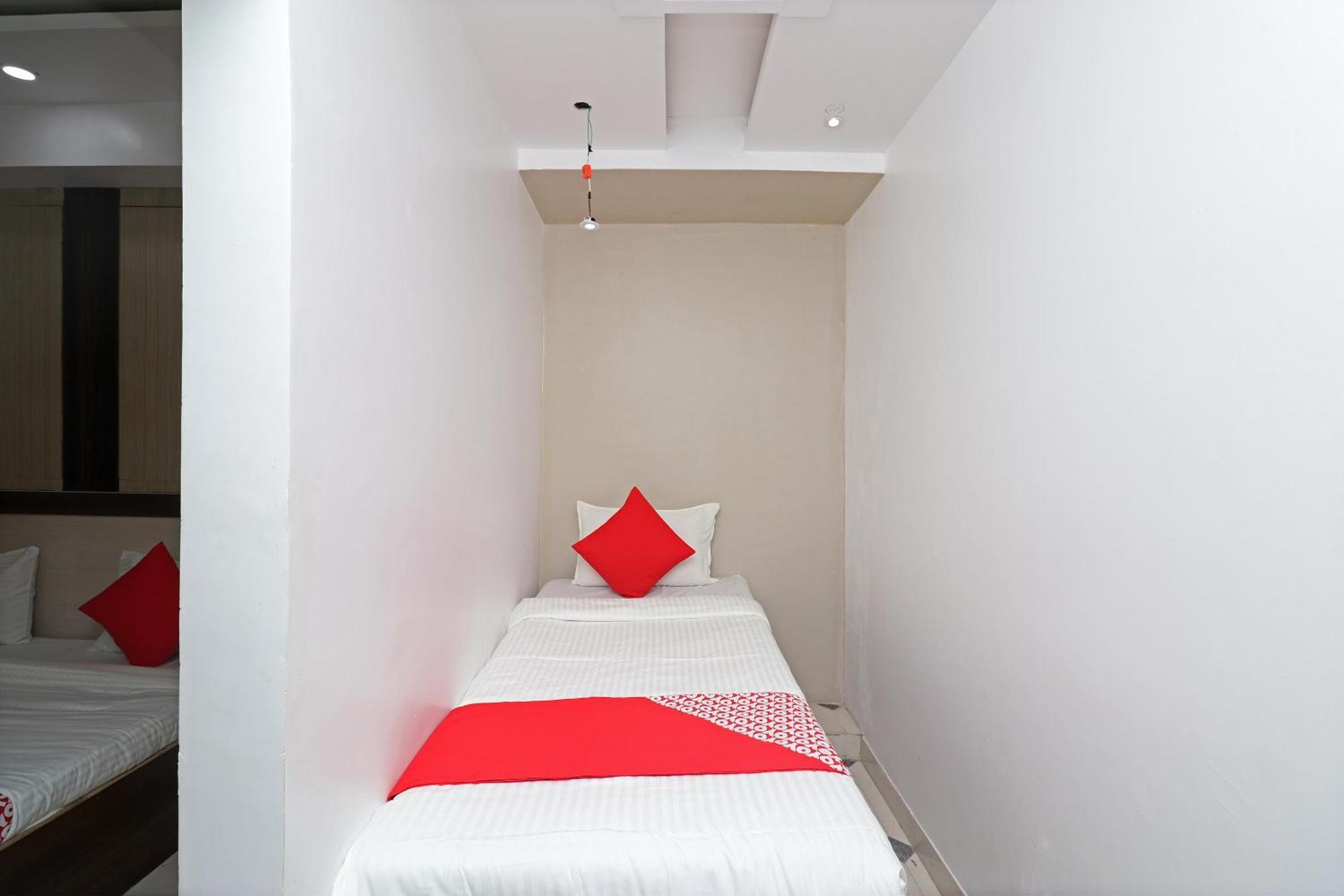 Hotel O Swastik Resort Colonelganj Luaran gambar