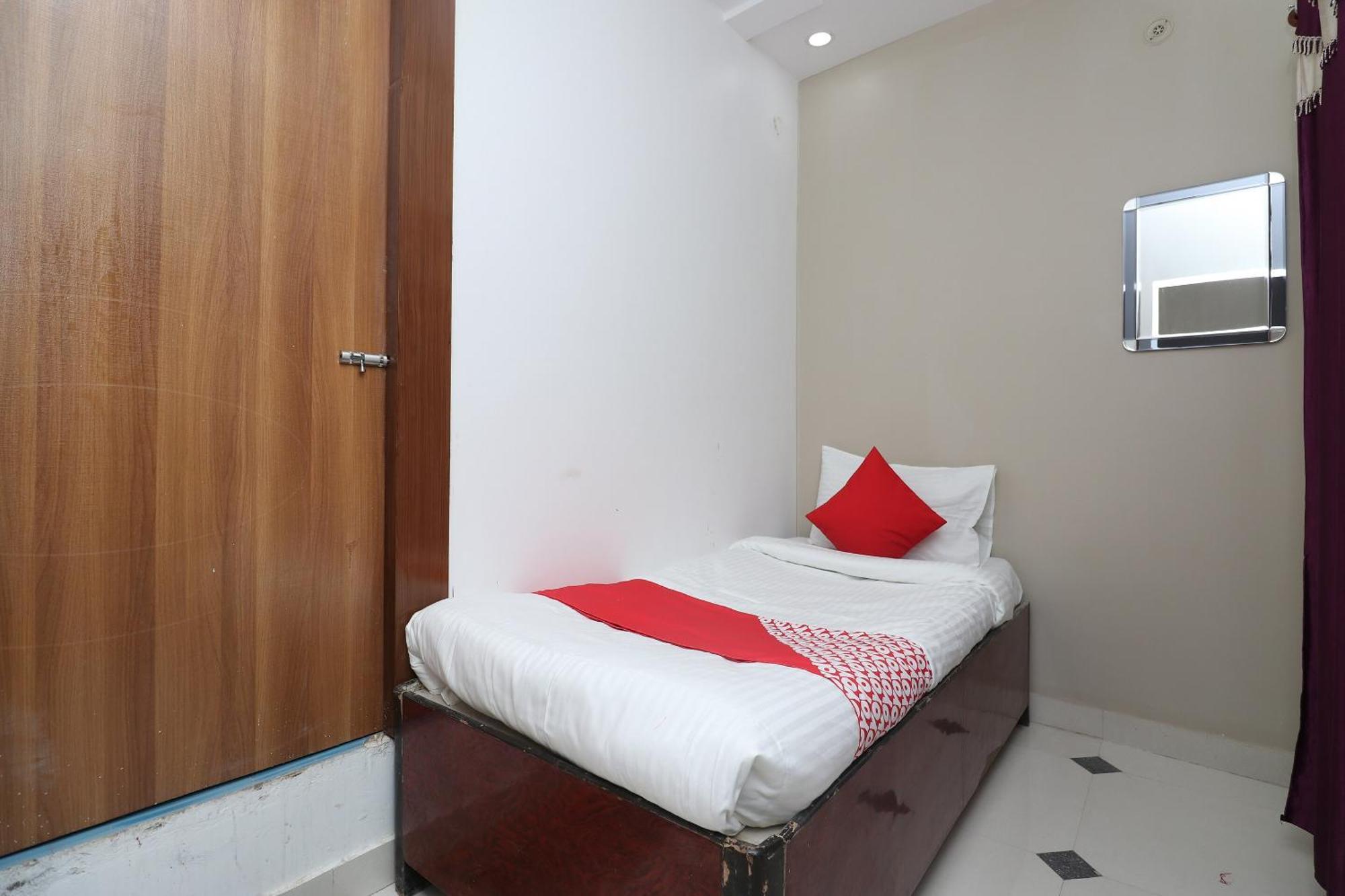 Hotel O Swastik Resort Colonelganj Luaran gambar